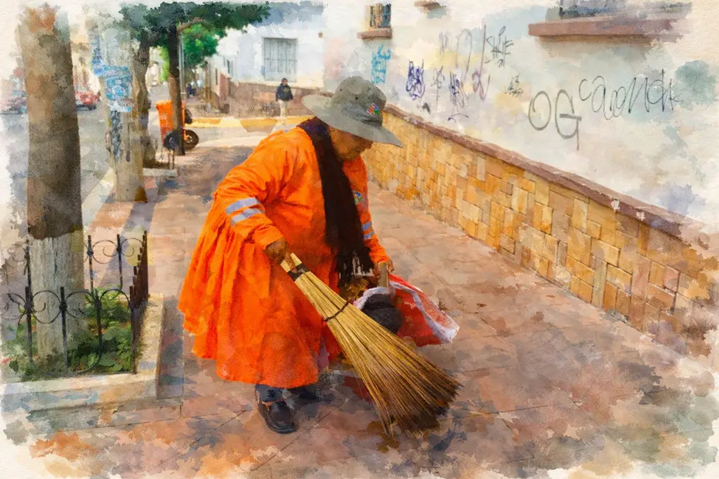 Mujer barriendo en la acera urbana
